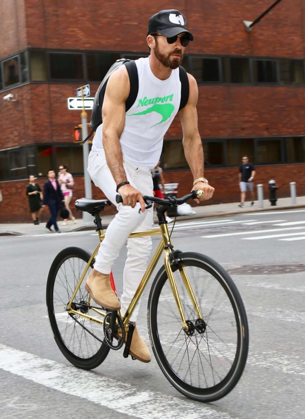 Justin Theroux biking in New York City