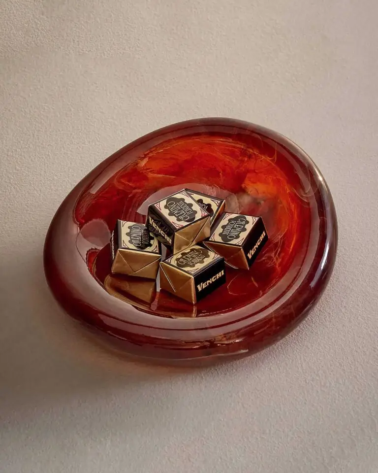 Swirled resin catchall