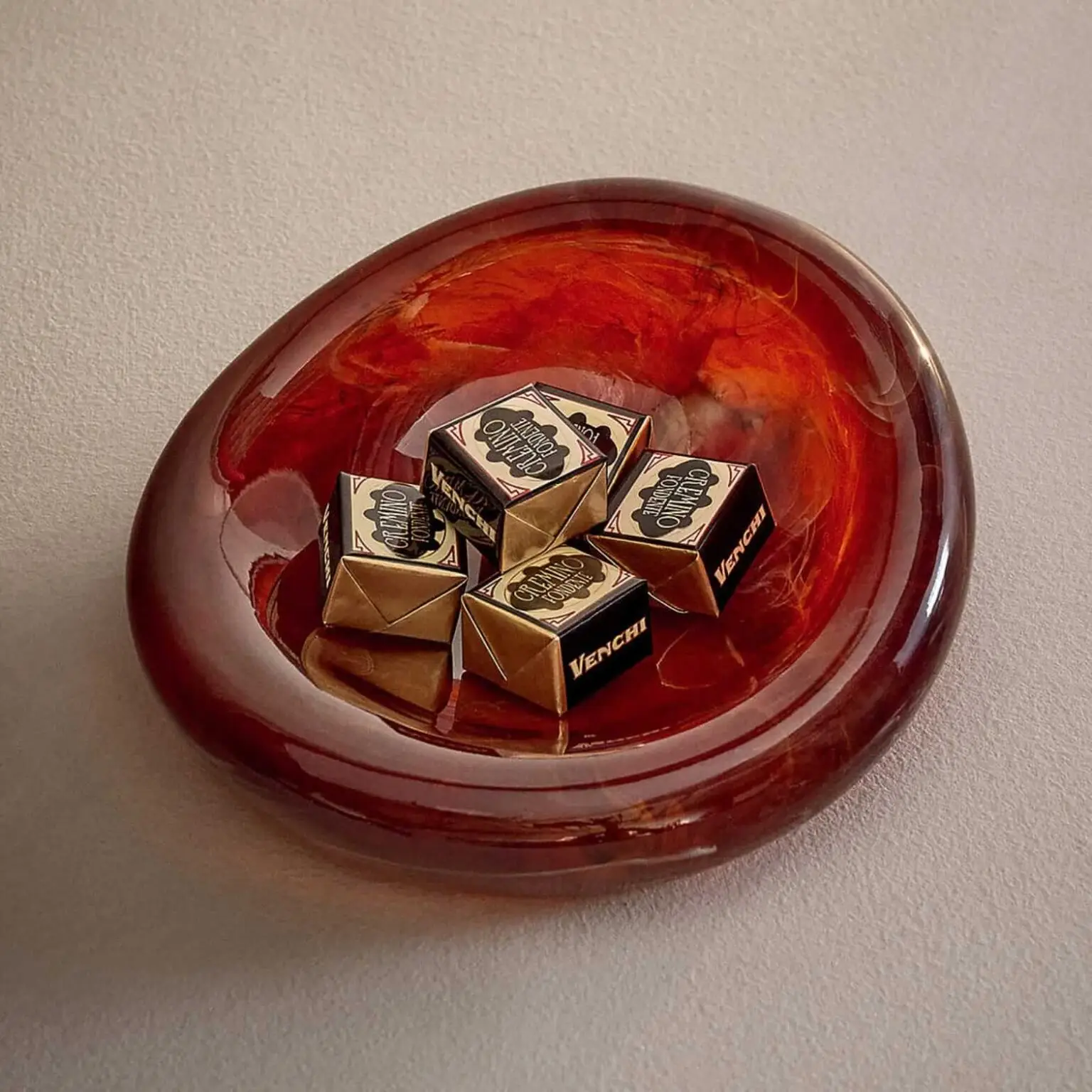 Swirled resin catchall