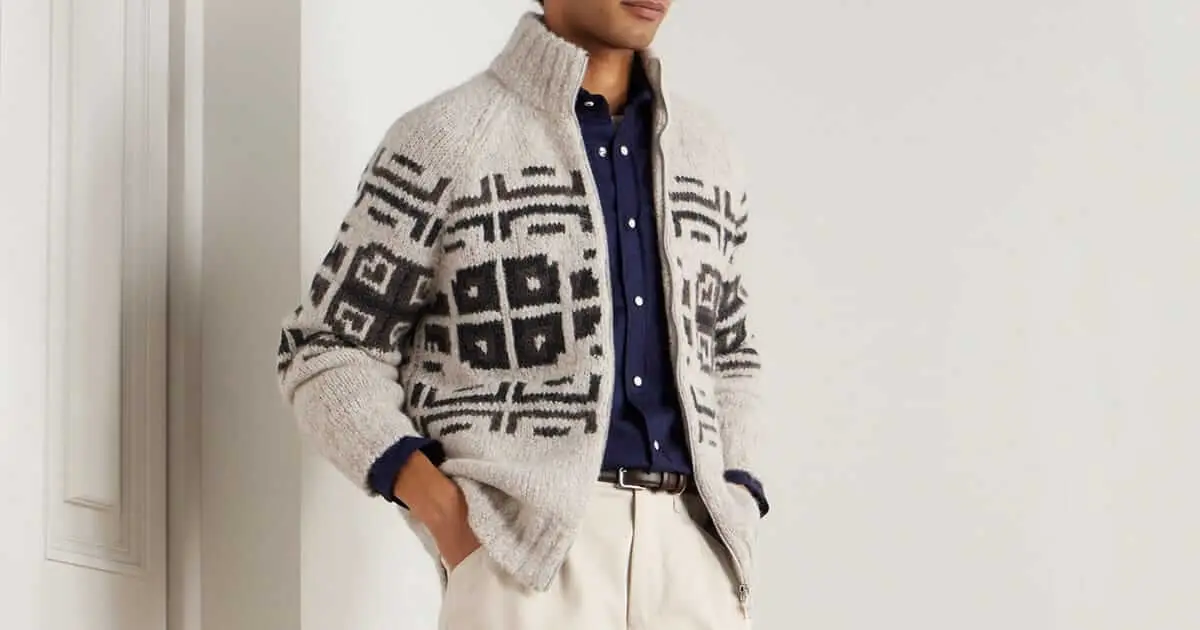 Hombre vistiendo un abrigo de lana elegante en un entorno urbano de invierno