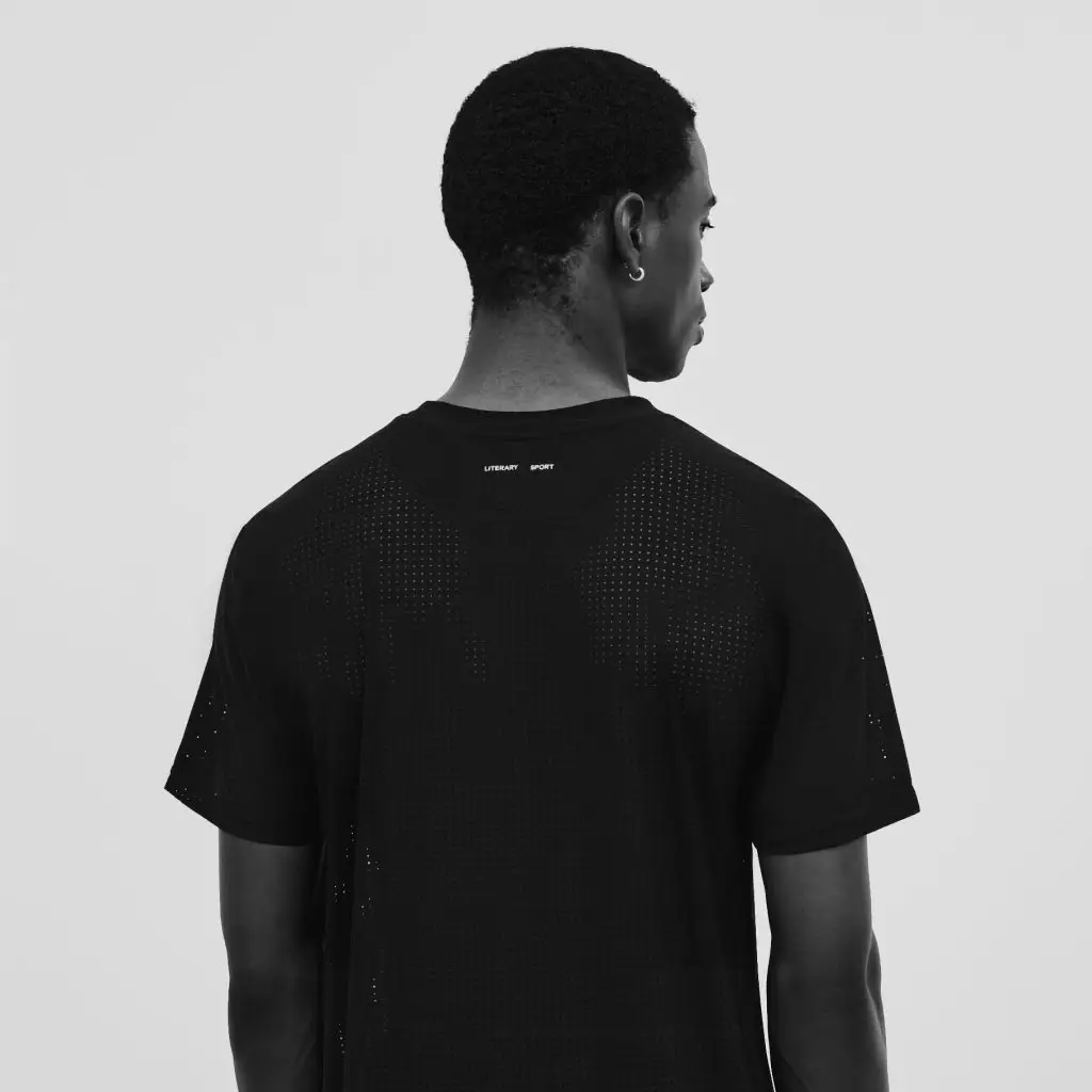 Men's workout shirt loose fitting example