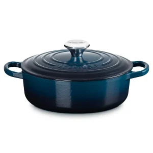 Sur la table le creuset signature round wide dutch oven